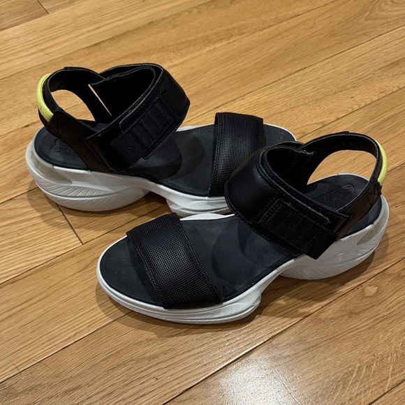 Sorel Black and White Sport Sandals ladies size 5.5 - Picture 1 of 5